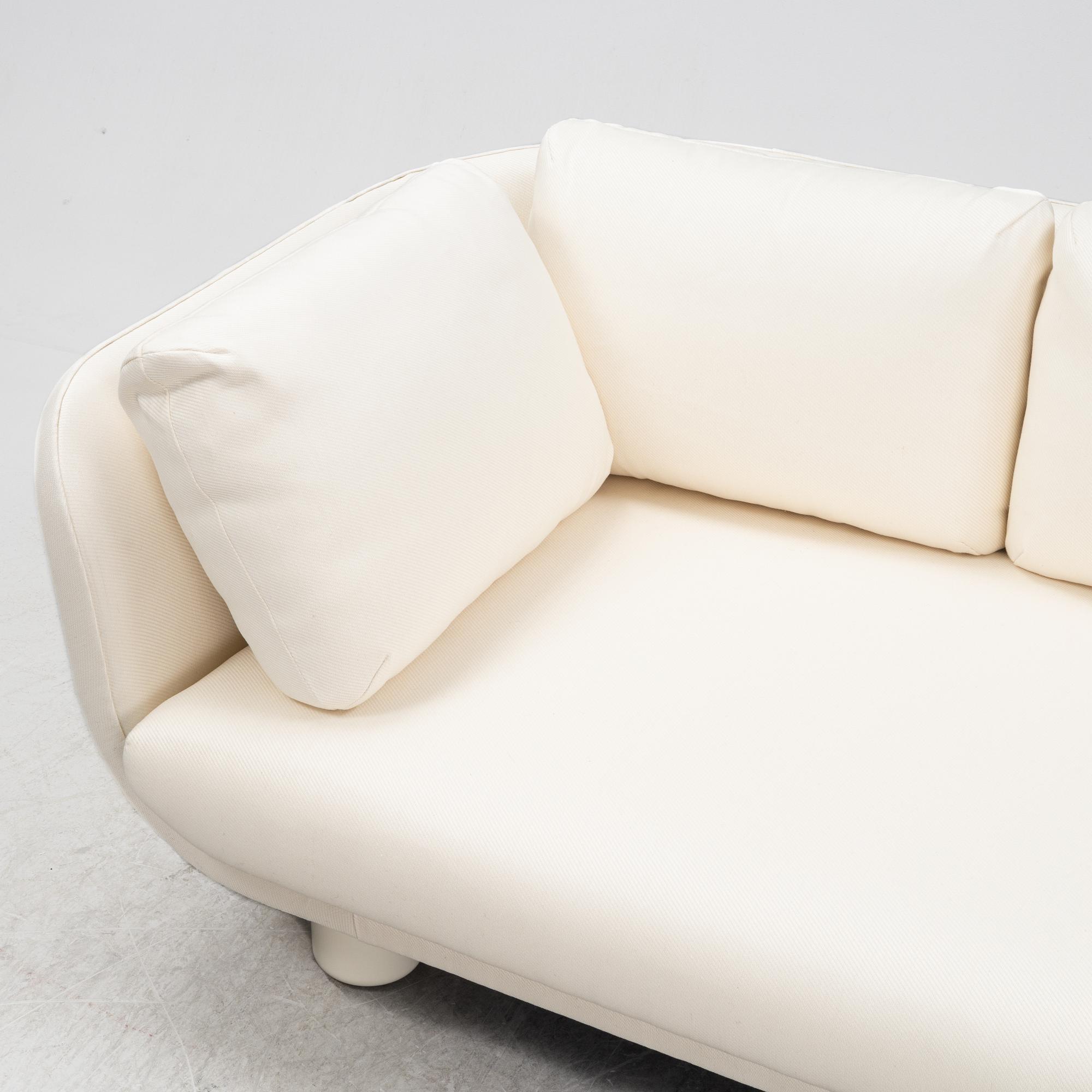 TAF Arkitekter, soffa, "Famna", Firma Svenskt Tenn, 2022.