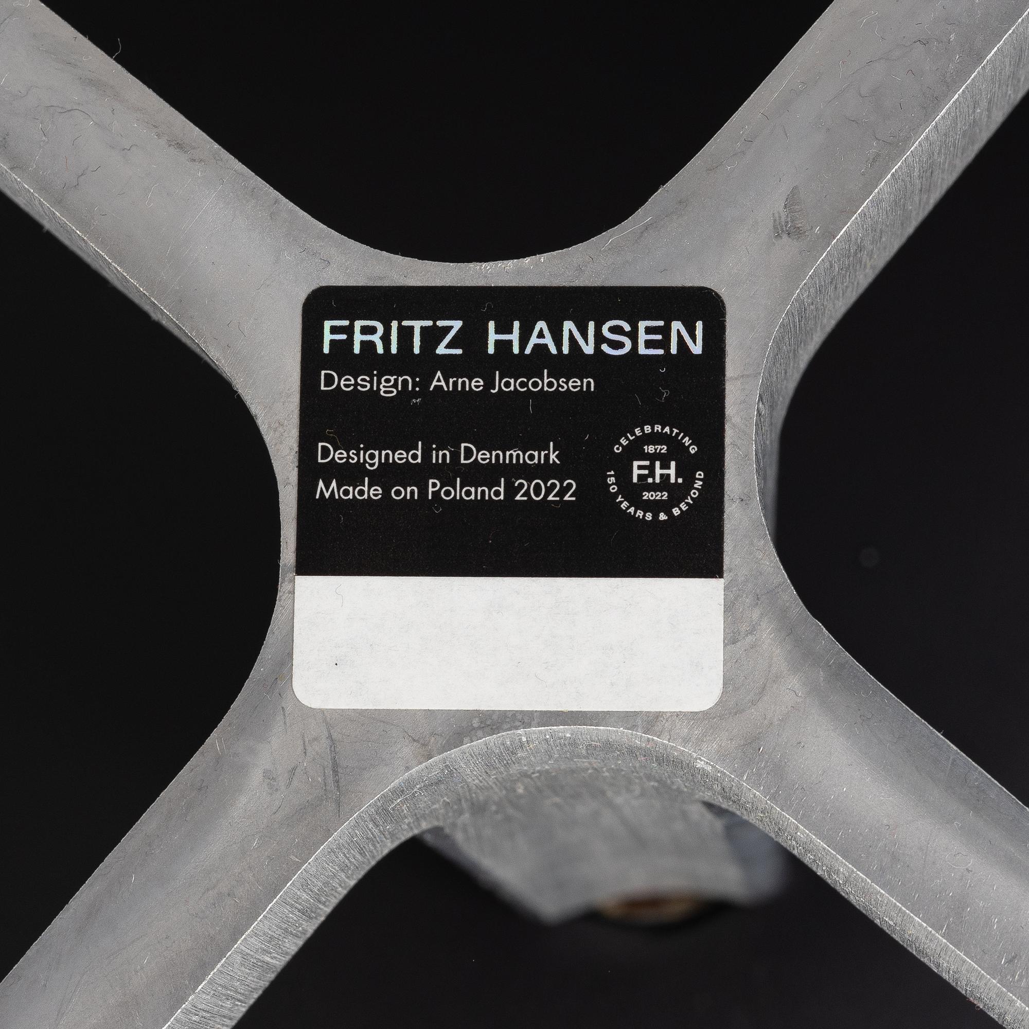 Arne Jacobsen, fåtölj med fotpall, "Ägget", Fritz Hansen, Danmark, 2022.