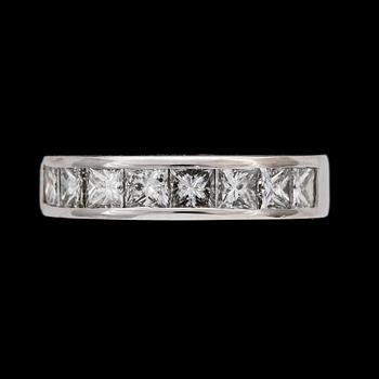 RING, 18k vitguld med princesslipade diamanter, tot ca 1.50 ct.