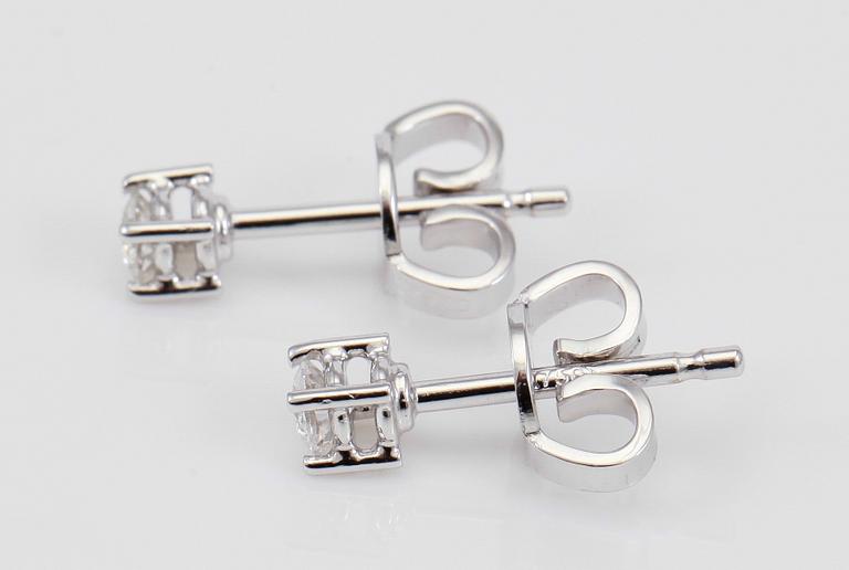 ÖRHÄNGEN, 1 par, solitära briljantslipade diamanter totalt ca 0.20 ct.