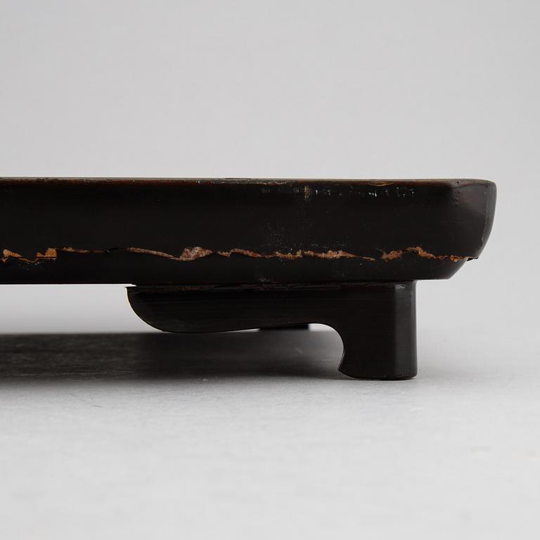 Brickor, två stycken, lackarbeten, Japan, 1900-talets första hälft.