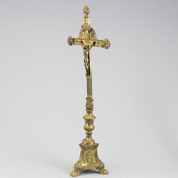 AN 18TH CENTURY BRONZE CRUCIFIX.