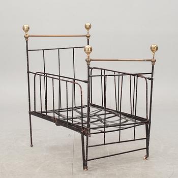 BARNSÄNG, järn, omkring 1900.