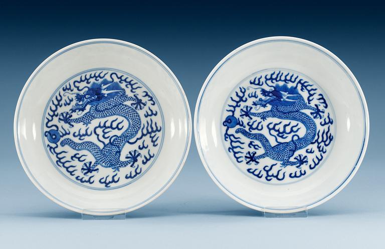 A pair of blue and white 'dragon' dishes, late Qing dynasty (1644-1912) with Guangxu´s six character mark.