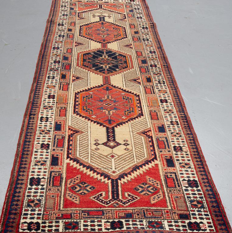 A RUNNER, Sarab, ca 327 x 97 cm.