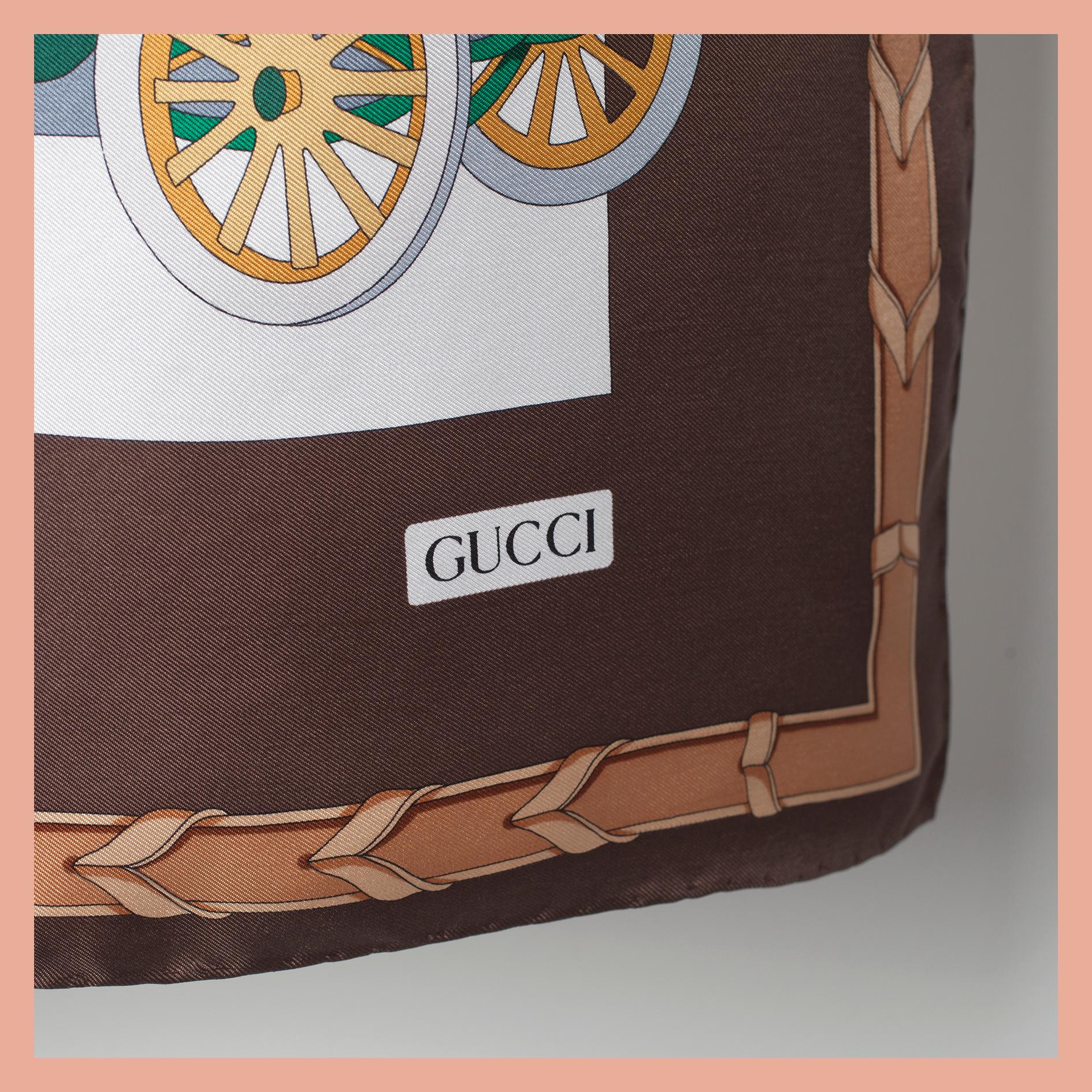 SCARF, Gucci.