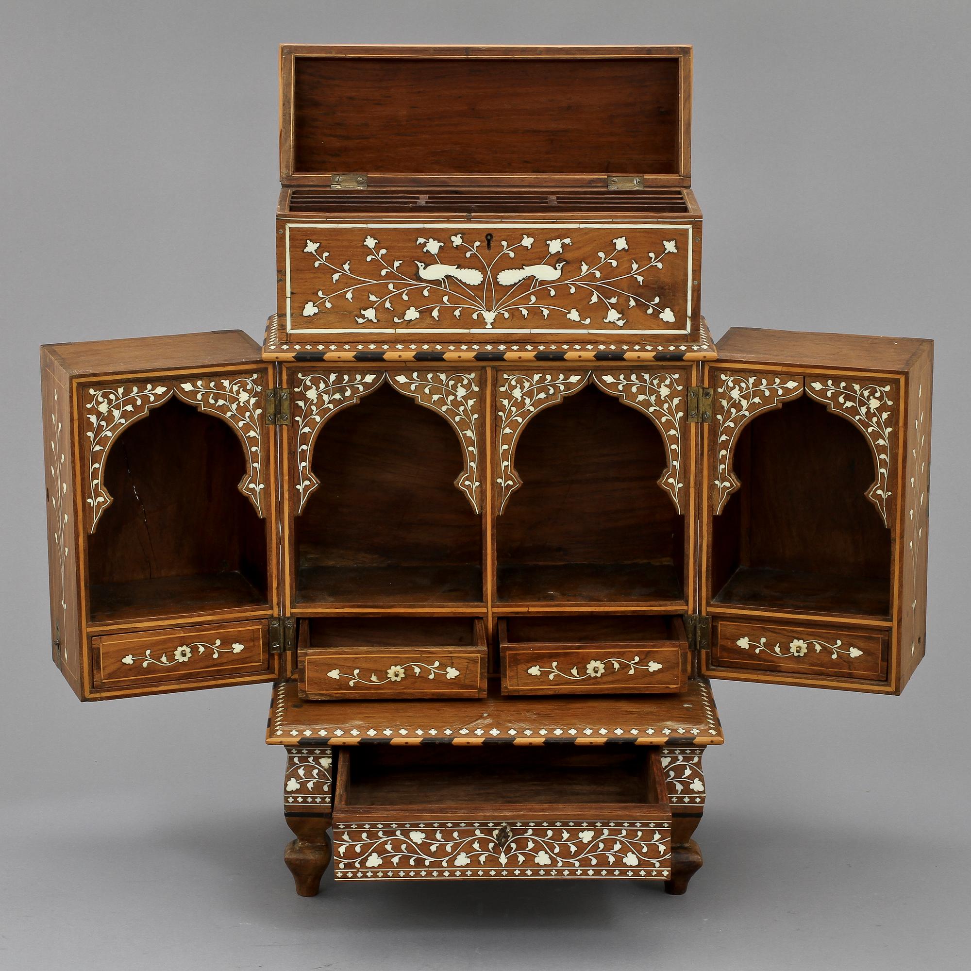 MINIATYRSKÅP, 1800-talest slut, AngloIndian style.