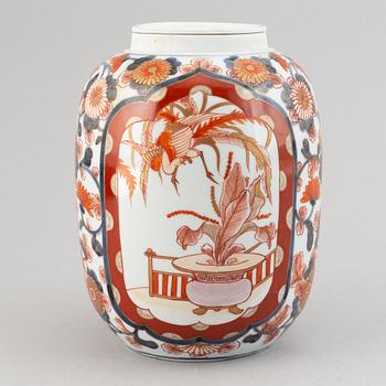A Japanese imari jar with cover, Meiji (1868-1912).
