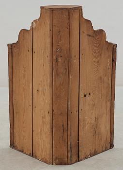 HÖRNHÄNGSKÅP, allmoge, Ljusdal, Hälsingland, 1800-talets första hälft.