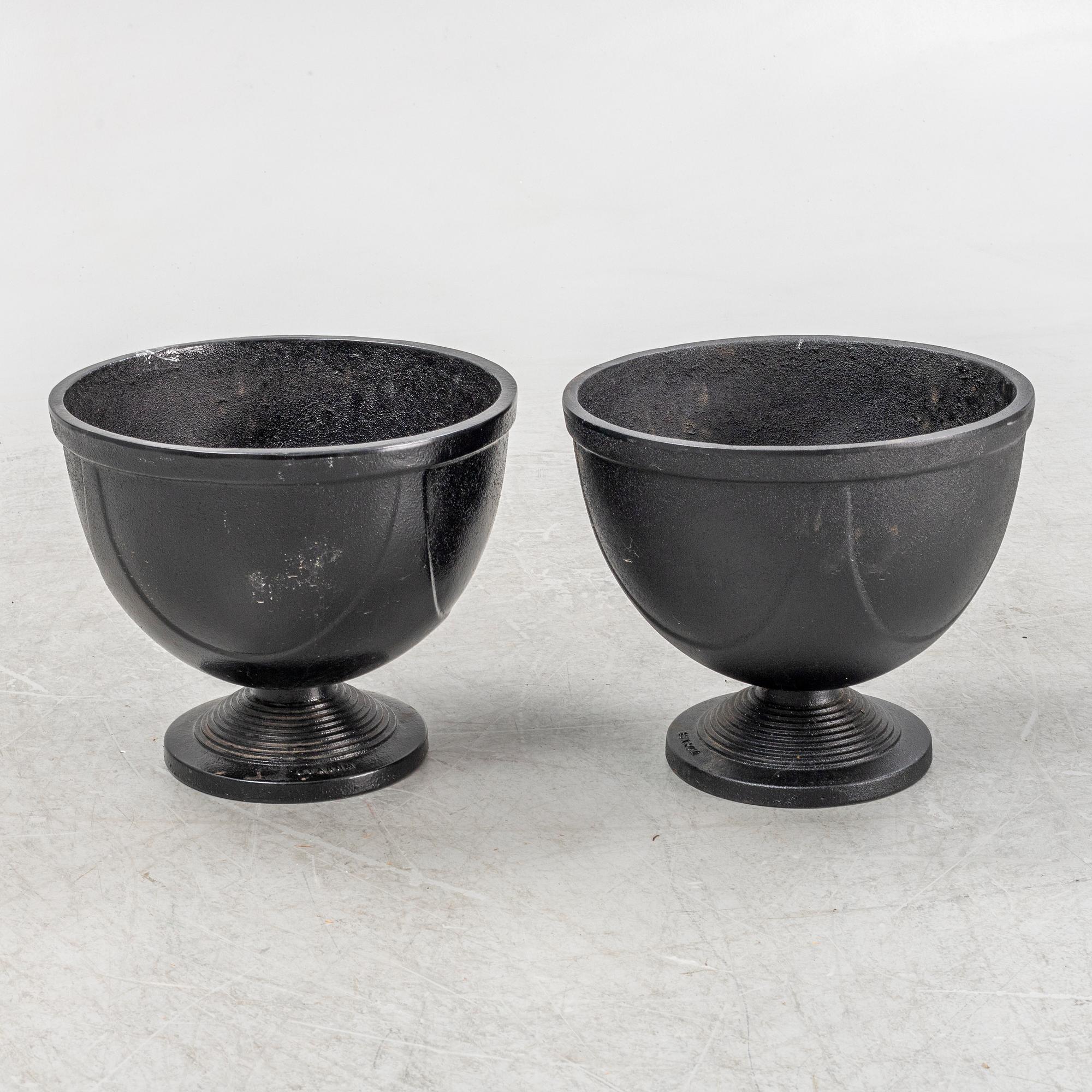 Trädgårdsurnor, ett par, "No 1", Byarums Bruk, 2000-tal.