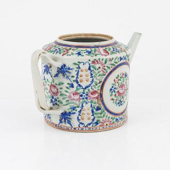 A famille rose tea pot without cover, Qing dynasty, early 19th Century.