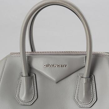 Givenchy, a grey leather 'Antigona Small' handbag.