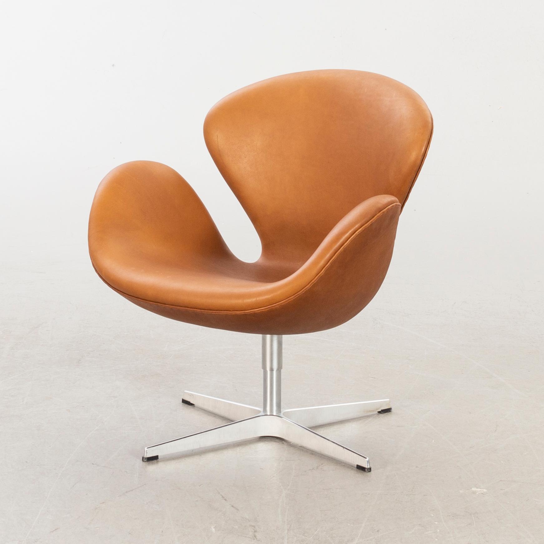 ARNE JACOBSEN, A swan lounge chair for Fritz Hansen, 2017.