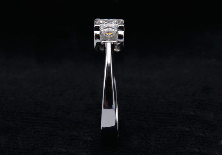 SORMUS, prinsesshiottuja timantteja 0.71 ct. H/vvs1 laserkaiverrettu ID nro. GIA todistus 18K valkokultaa, paino 5,1 g.