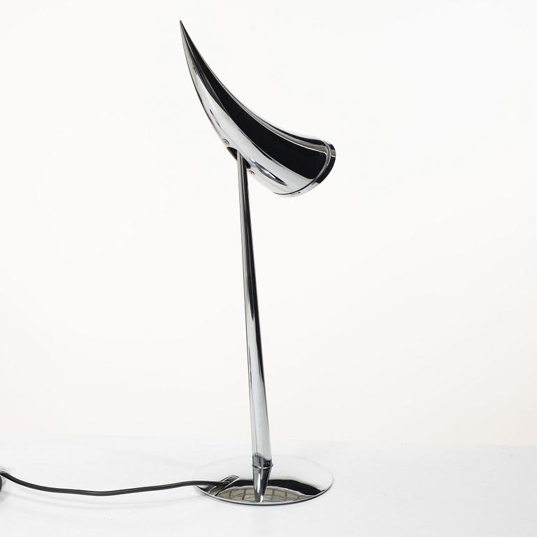 Philippe Starck, Bordslampa "Ara" av förkromad metall. Flos, Etikettmärkt.