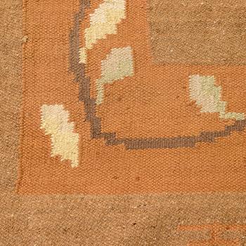 A 1920s Finnish flat weave carpet probably for Kotiteollisuus Oy Orkamo. Circa 340x245 cm.