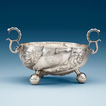 817. A Norwegian early 18th century silver bowl, unidentified makers mark FS, Trondheim/Møre c. 1700.