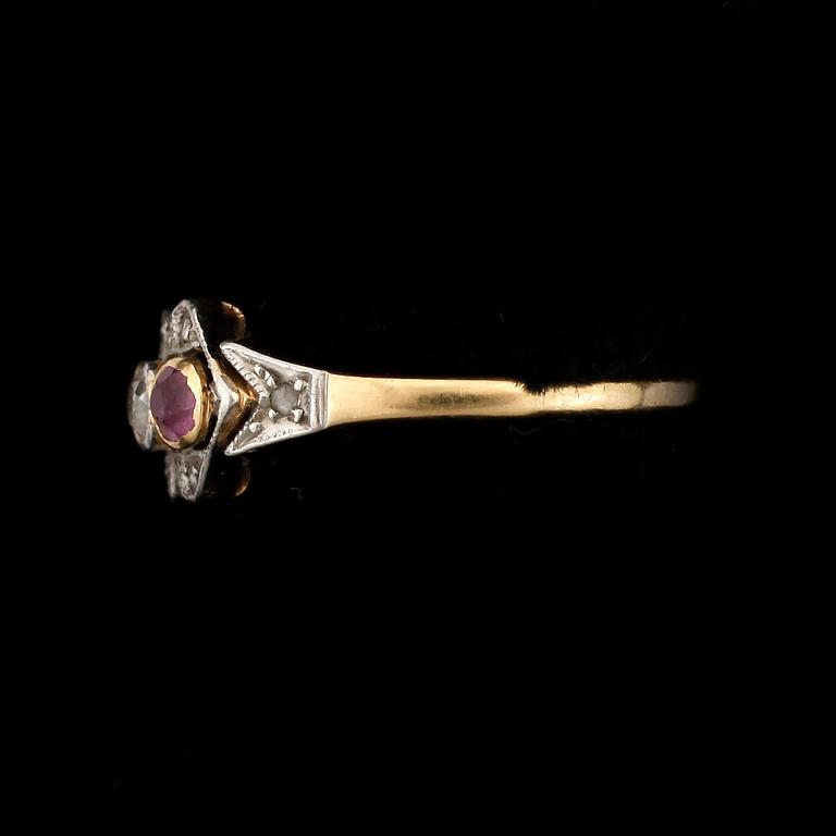 RING, 18k guld, importstämplad, med  runda antikslipade rubiner och diamant. Vikt ca 2,3 gram.