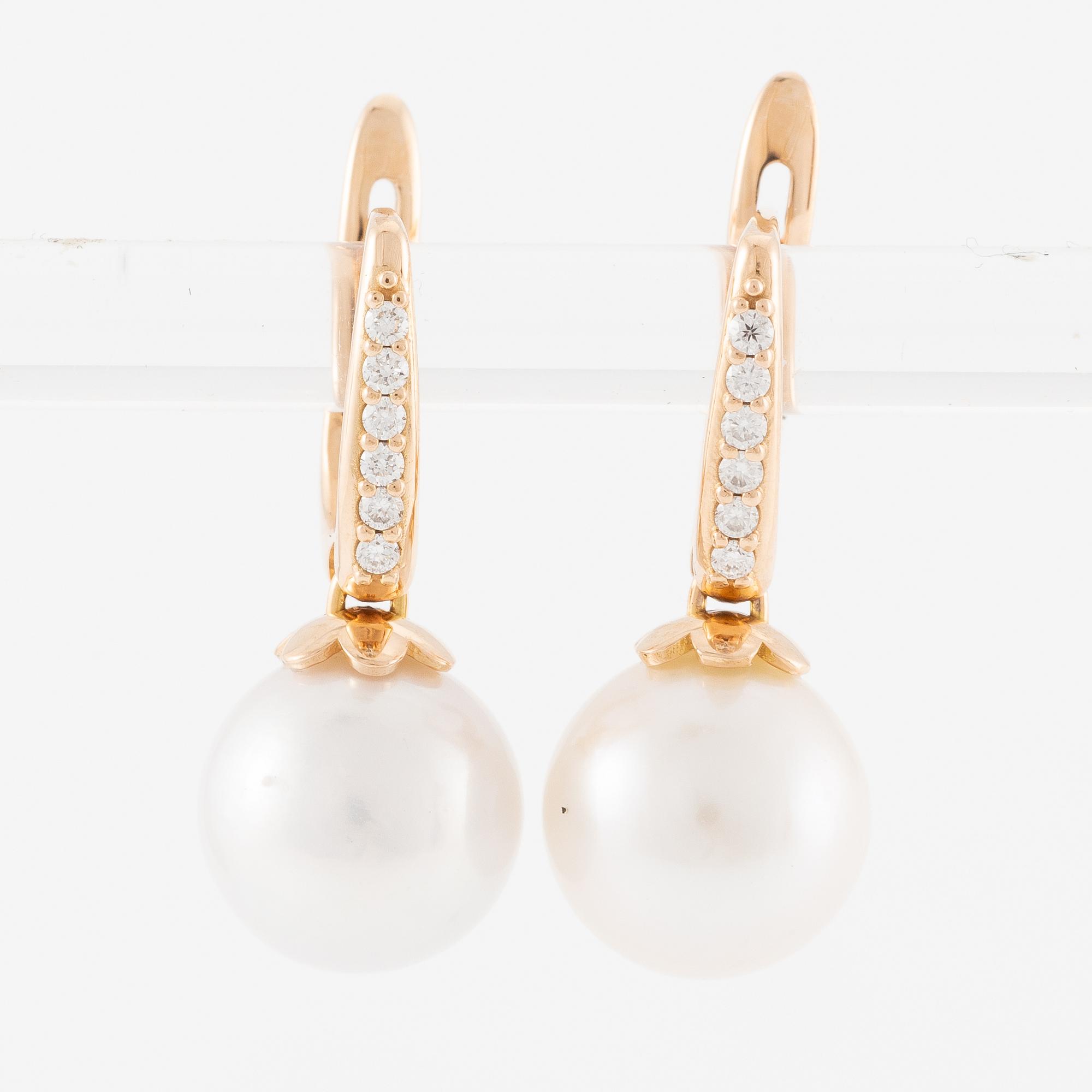 Earrings 18K gold with cultured freshwater pearls and brilliant-cut diamonds.
