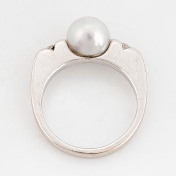 White gold, pearl and brilliant-cut diamond ring.