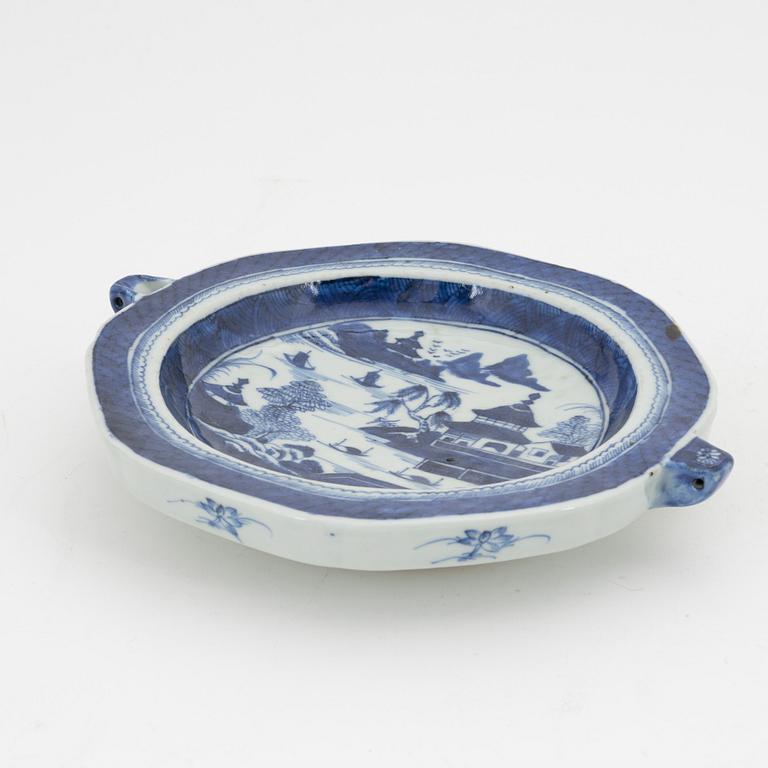 Six Chinese porcelain plates and one warming plate, Qing dynasty, Qianlong (1736-1795) and Jiaqing (1796-1820).