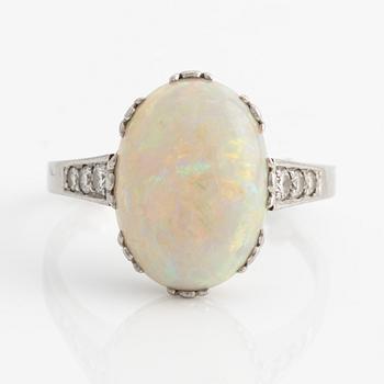 Ring in 18K white gold with an opal and round brilliant-cut diamonds.