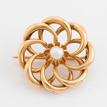 Gold and pearl brooch.