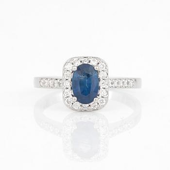 RING, med fasettslipad oval safir ca 1.04 ct och diamanter totalt ca 0.30 ct.