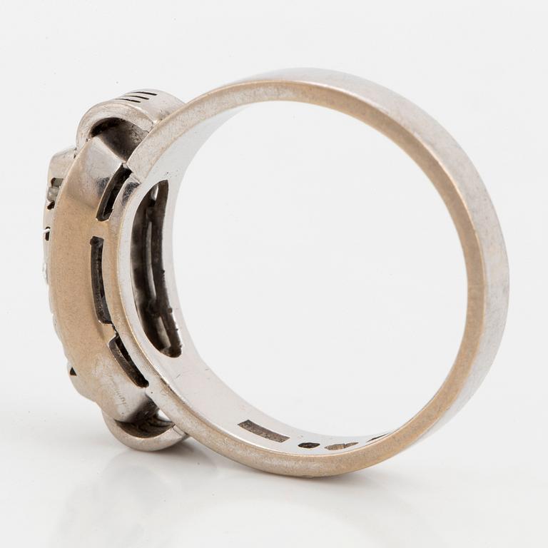 RING, med tre briljantslipade diamanter.