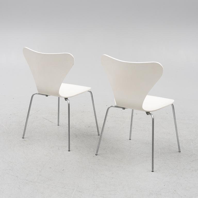 Arne Jacobsen, a pair of model 'Seven' chairs, Fritz Hansen, Denmark 1976.