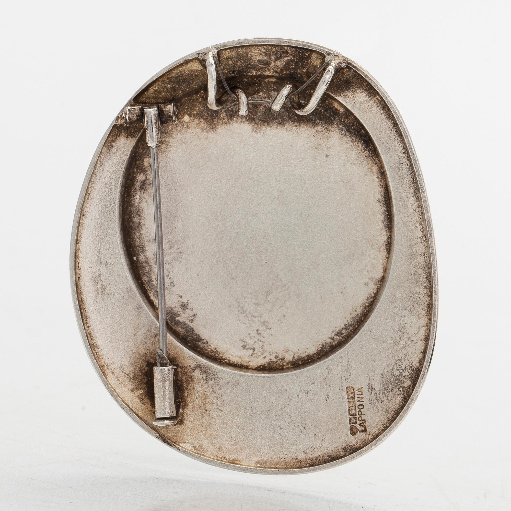 Juhani Linnovaara, riipus/rintaneula, sterlinghopeaa ja emalia, "Dyckia", Lapponia 1975.