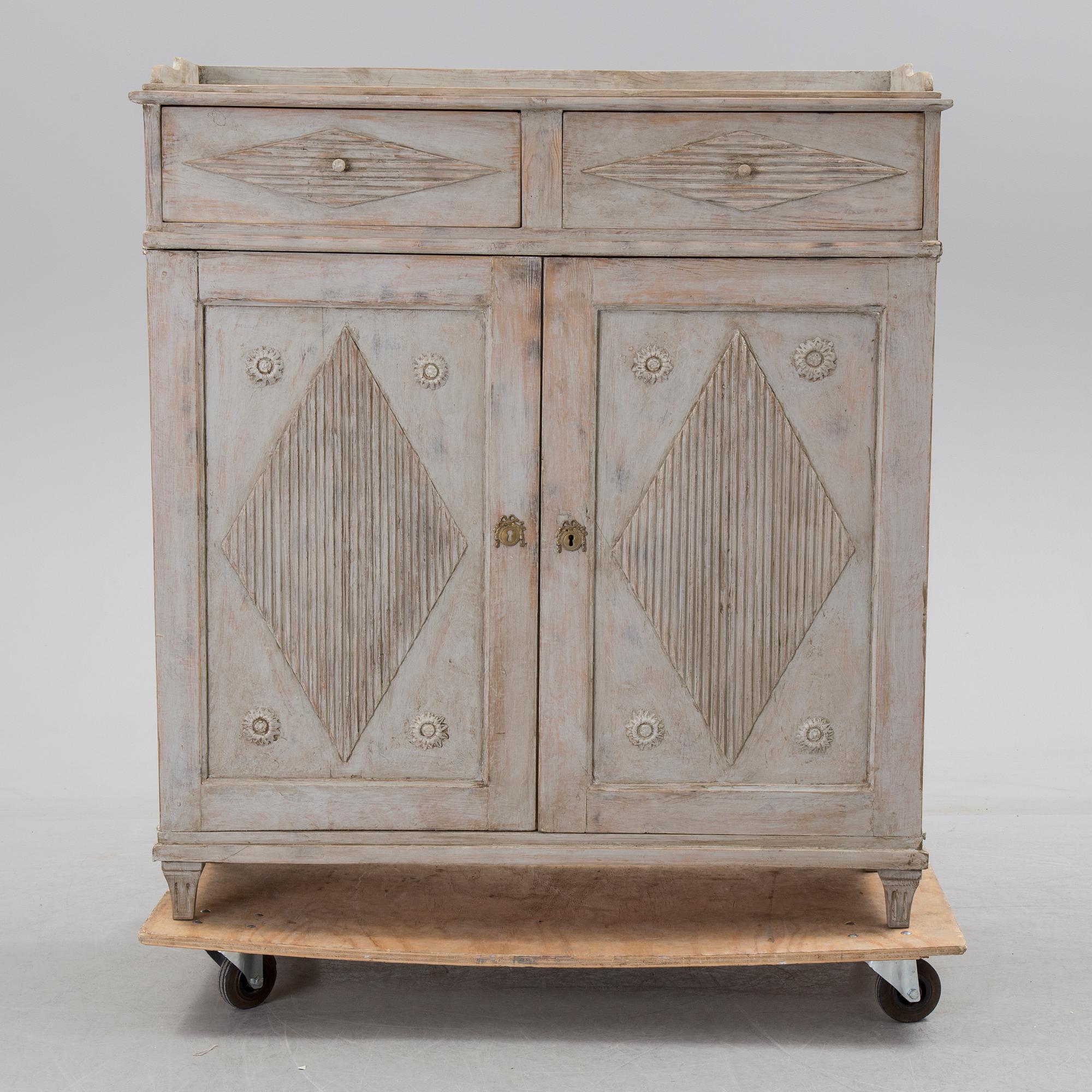 A late Gustavian cupboard from around year 1800.