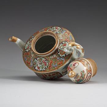 A large Canton famille rose tea pot with cover, Qing dynasty, 19th Century.