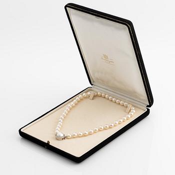 Necklace with cultured pearls, clasp in 18K gold with a half pearl and eight-cut diamonds.