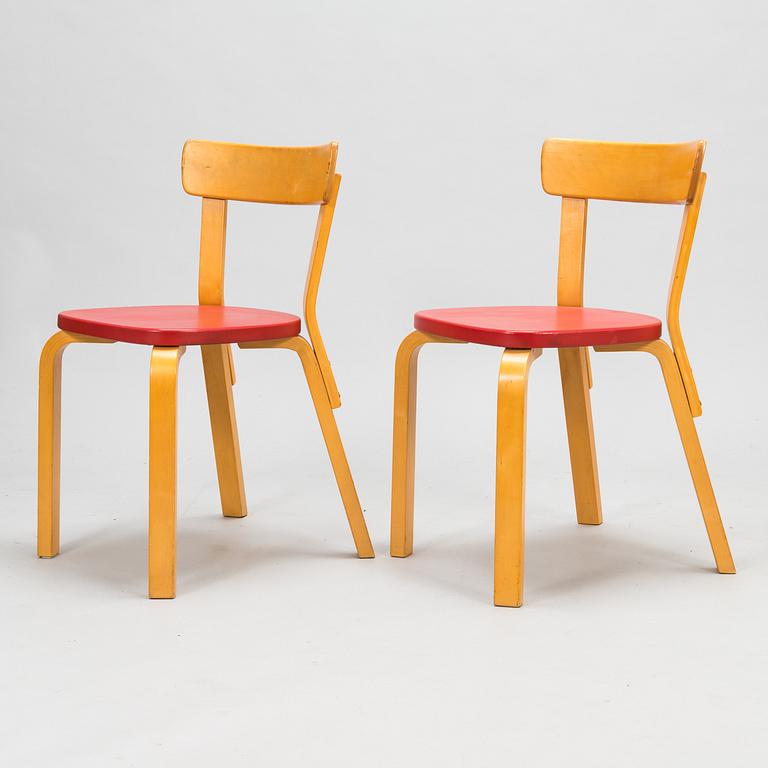 Alvar Aalto, a mid 20th century folding table, four chairs and two stools for Artek.