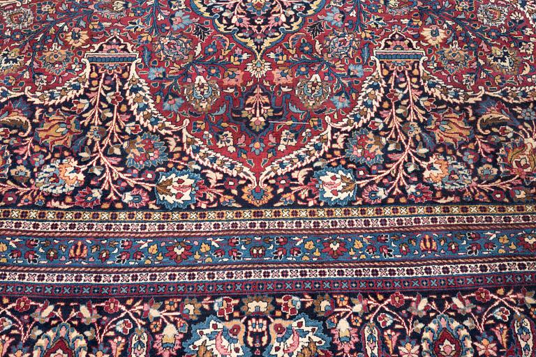 Matta antik Meshed, signerad Amoghli, ca 526,5 x 356 cm.