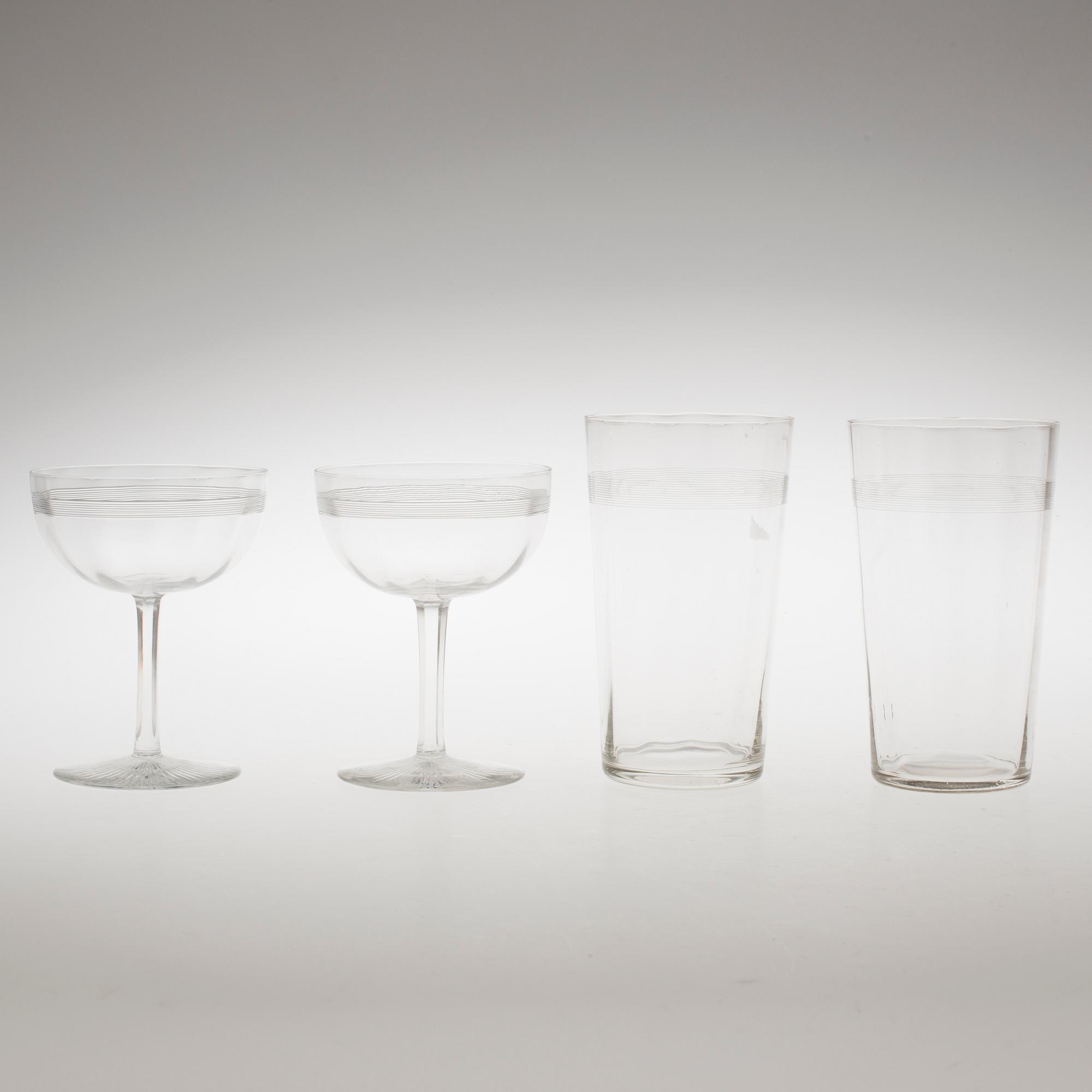 DELAR TILL GLASSERVIS, 15 delar, "Optio med bård", Kosta. Finns i priskurant för år 1896.