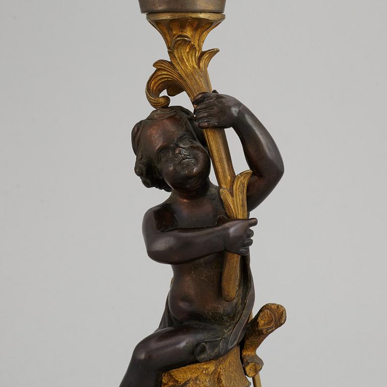 BORDSLAMPA, brons fot i form av putti, omkring 1900.