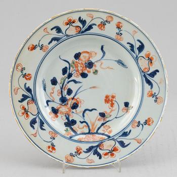Five blue and white and imari export porcelain plates, Qing dynasty, Qianlong (1736-95).