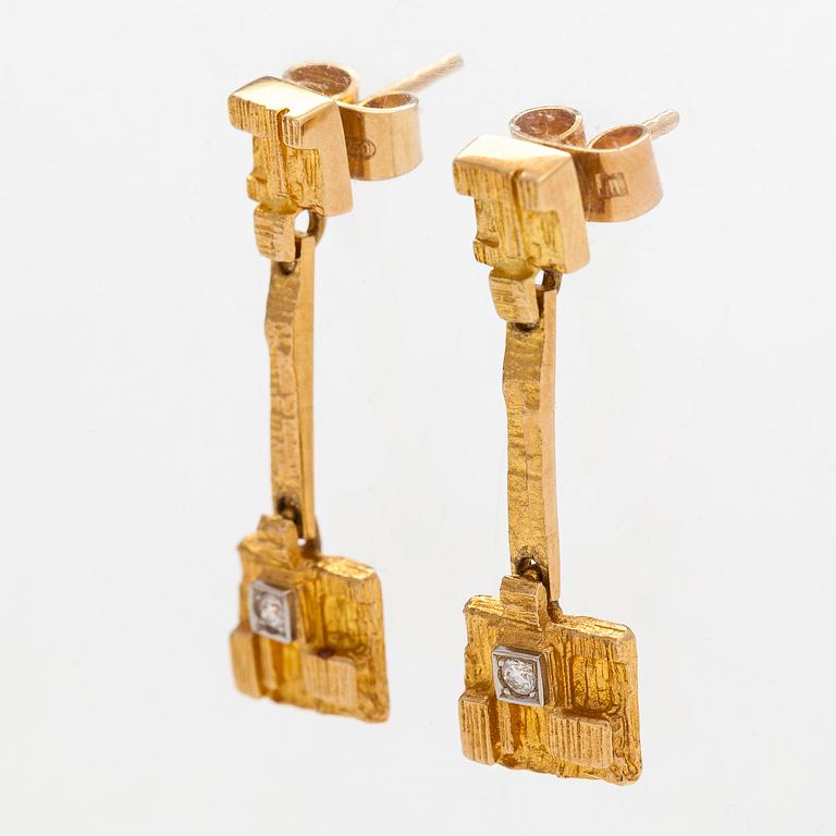 Björn Weckström, korvakorut, "Thai", 18K kultaa, 8/8-hiottuja timantteja. Lapponia 2001.