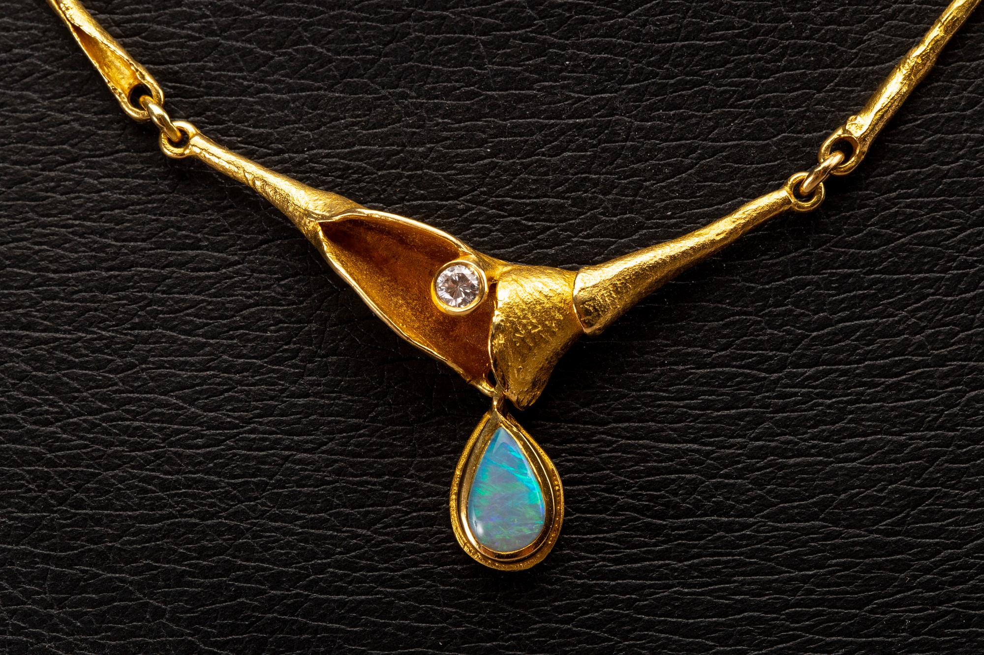 NECKLACE 18K gold 1brilliant-cut diamond approx 0,08 ct and 1 opal (probably doublet).