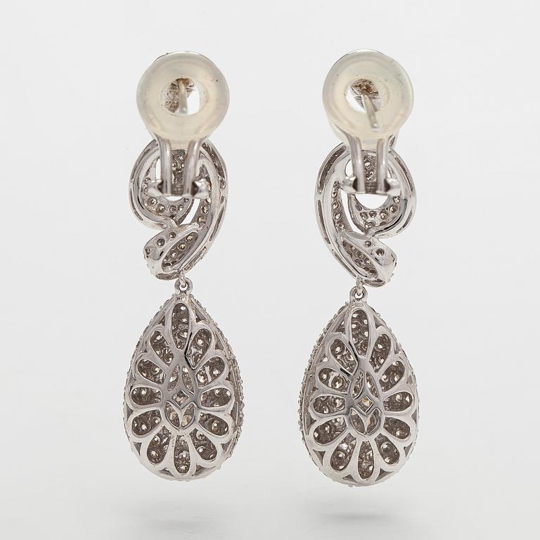 Korvakorut, 18K valkokultaa ja briljanttihiottuja timantteja.