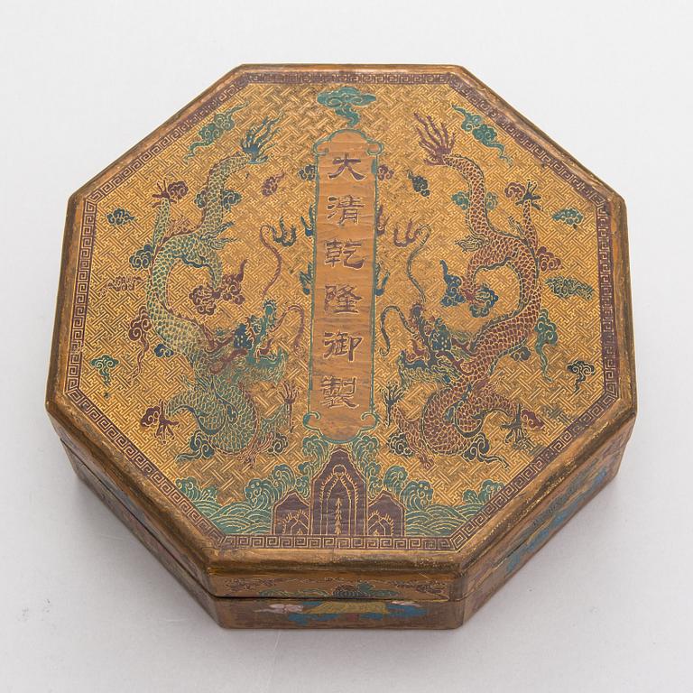 Kannellinen rasia, lakkatyö Kiina Qing-dynastia, Qianlong aikainen merkintä kannessa.