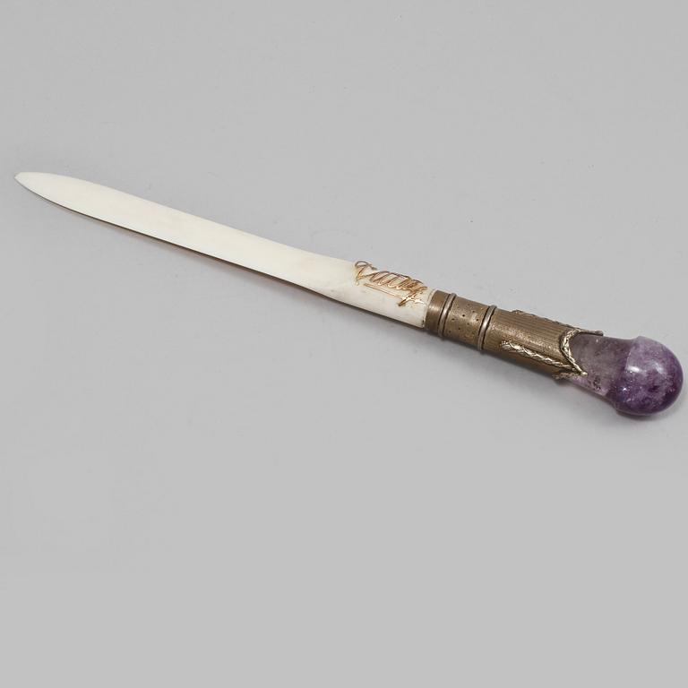 BREVKNIV, silver, ametist och ben, silverstämplat C.G Hallberg, Göteborg, 1908.