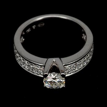RING, vitguld 18K, diamanter tot. 1,40 ct. Vikt 6,3 g.