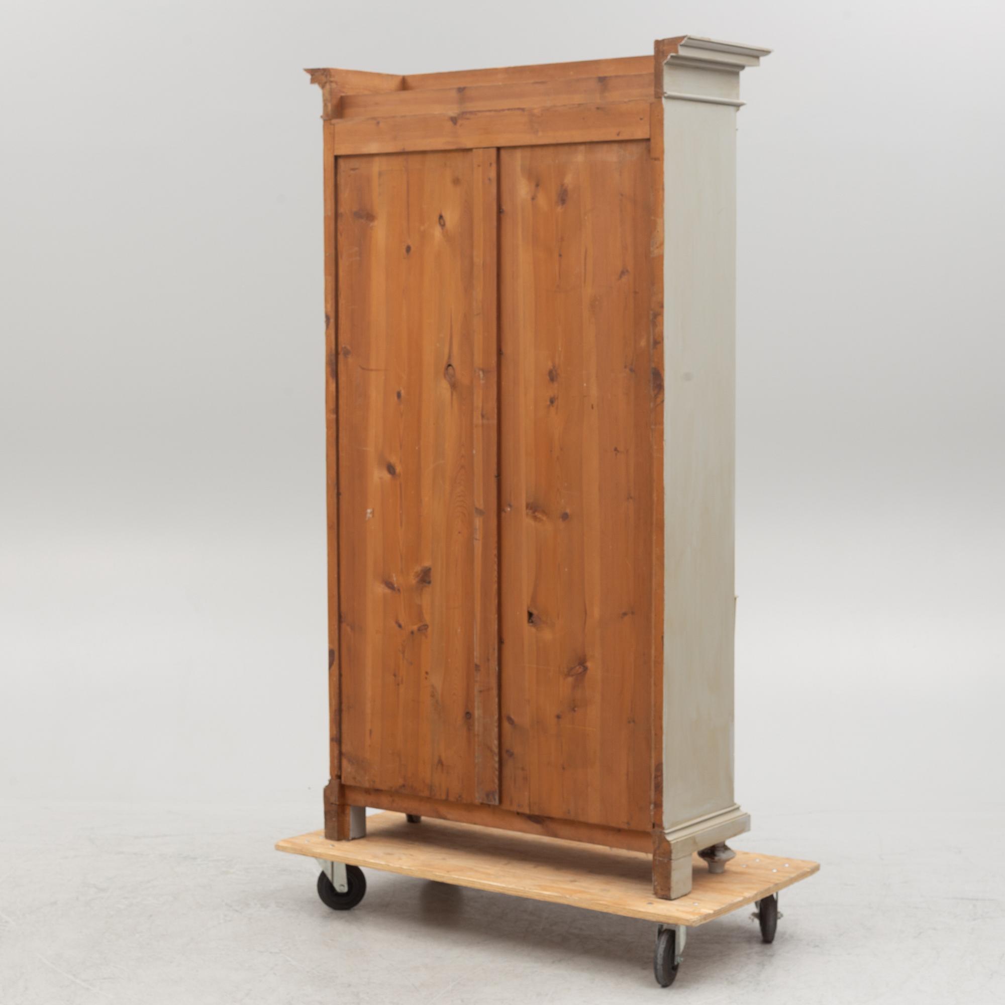 Display cabinet, from around the year 1900.