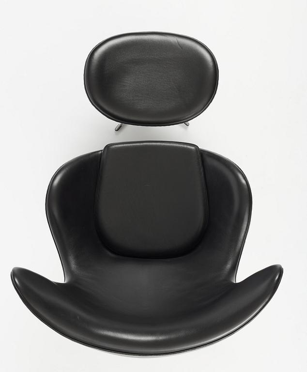 Arne Jacobsen, fåtölj med fotpall, "Ägget", Fritz Hansen, Danmark, 2001.