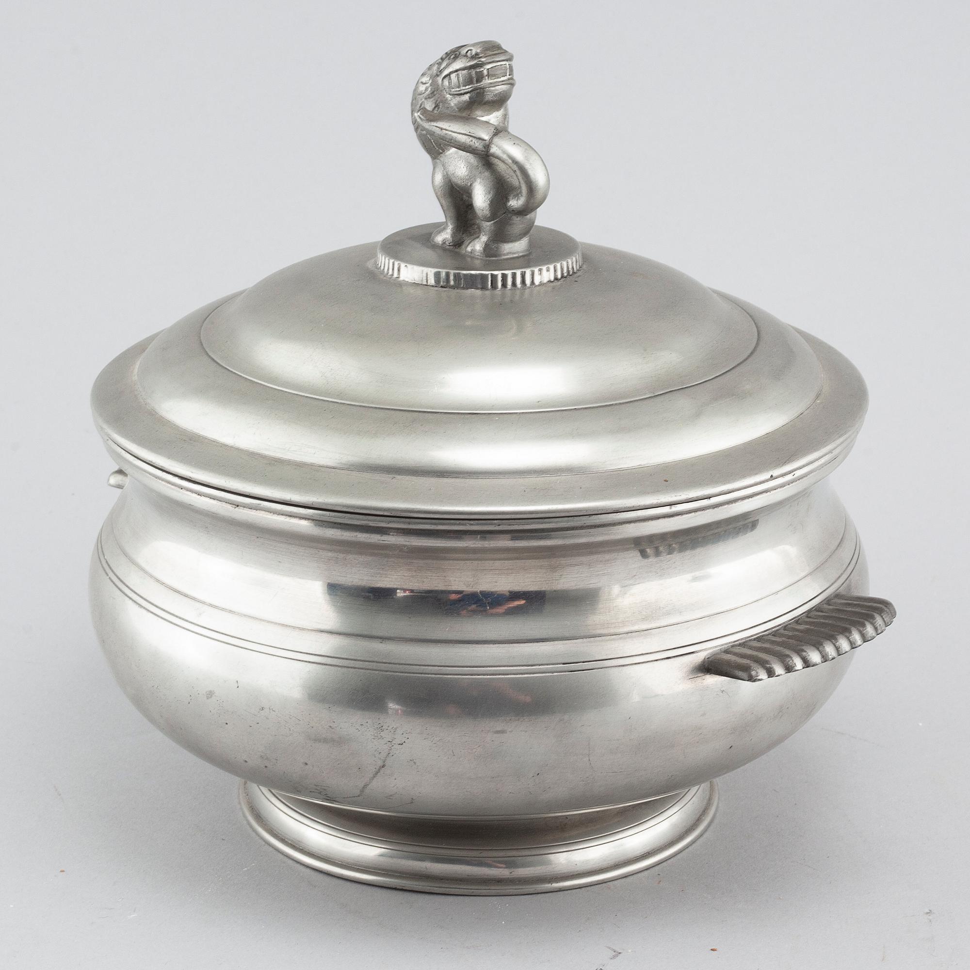 Terrin med lock, tenn, modell 277, Firma Svenskt Tenn, 1926. Lockknoppen troligtvis formgiven av Anna Petrus.