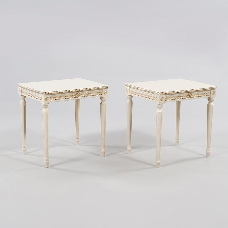 SÄNGBORD, ett par, gustaviansk stil, 1900-talets andra hälft.
