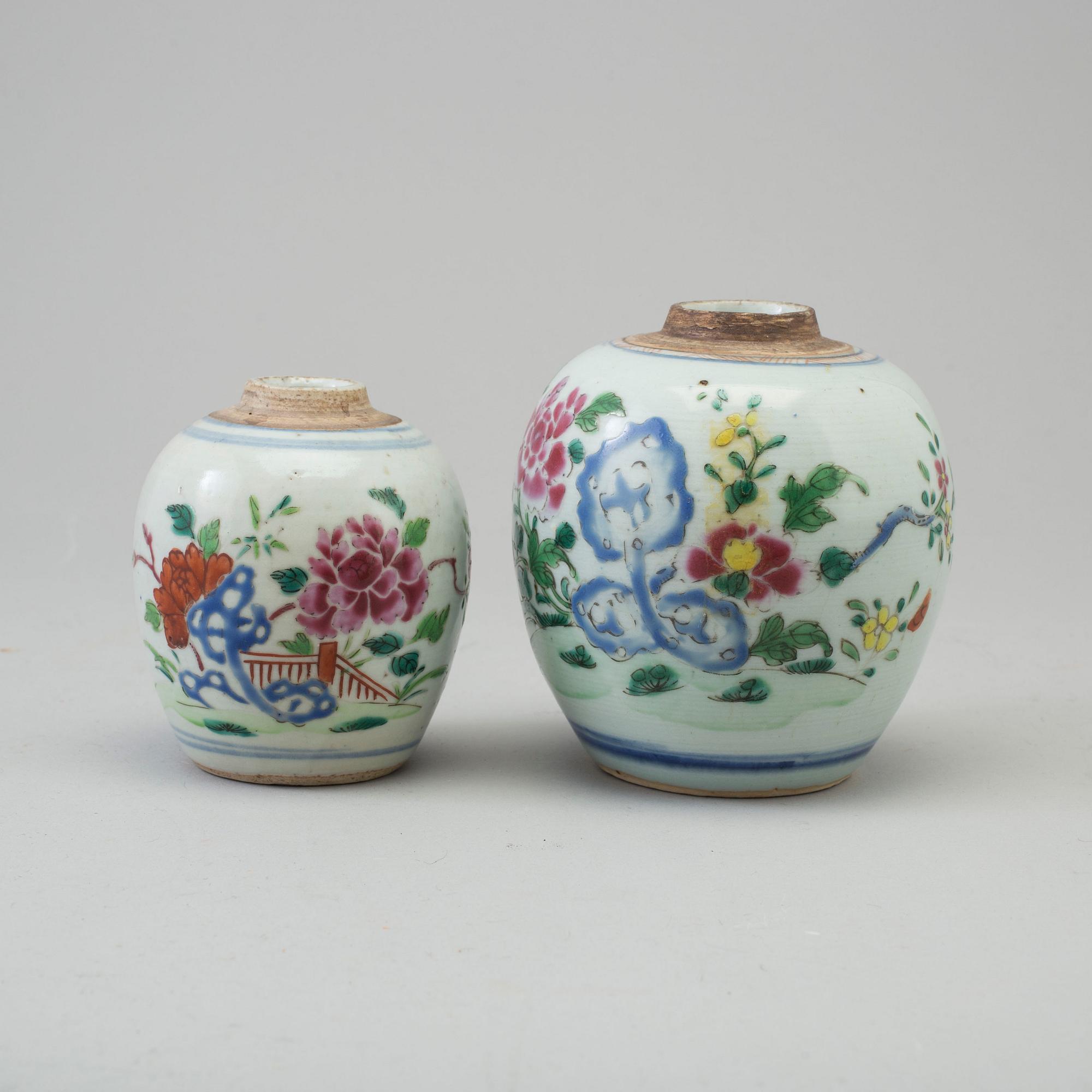 TEKRUKOR, två stycken, kompaniporslin. Qing dynastin, Qianlong (1736-95).